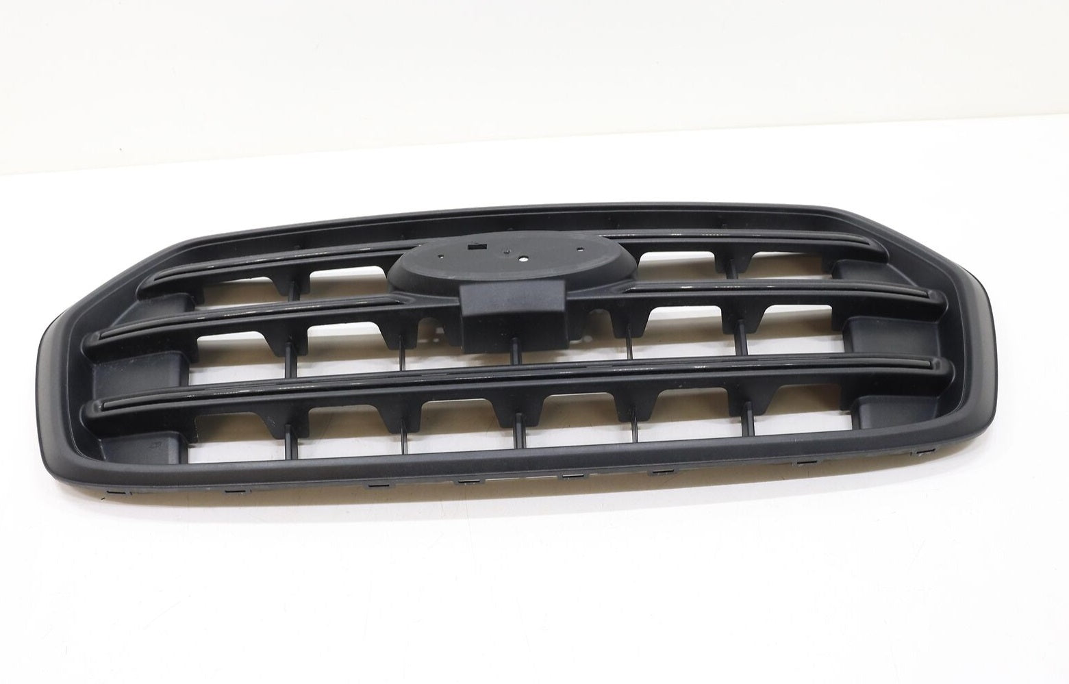 Calandre avant Ford Transit T-350HD passager 2020, barres noires texturées sans moulure chromée/emblème/caméra, Fo1200666 - Hunt Parts