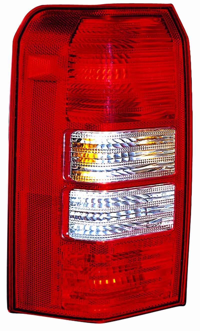 Feu arrière côté conducteur Jeep Patriot 2008-2017, 2 trous, réf. CH2800181C - Hunt Parts