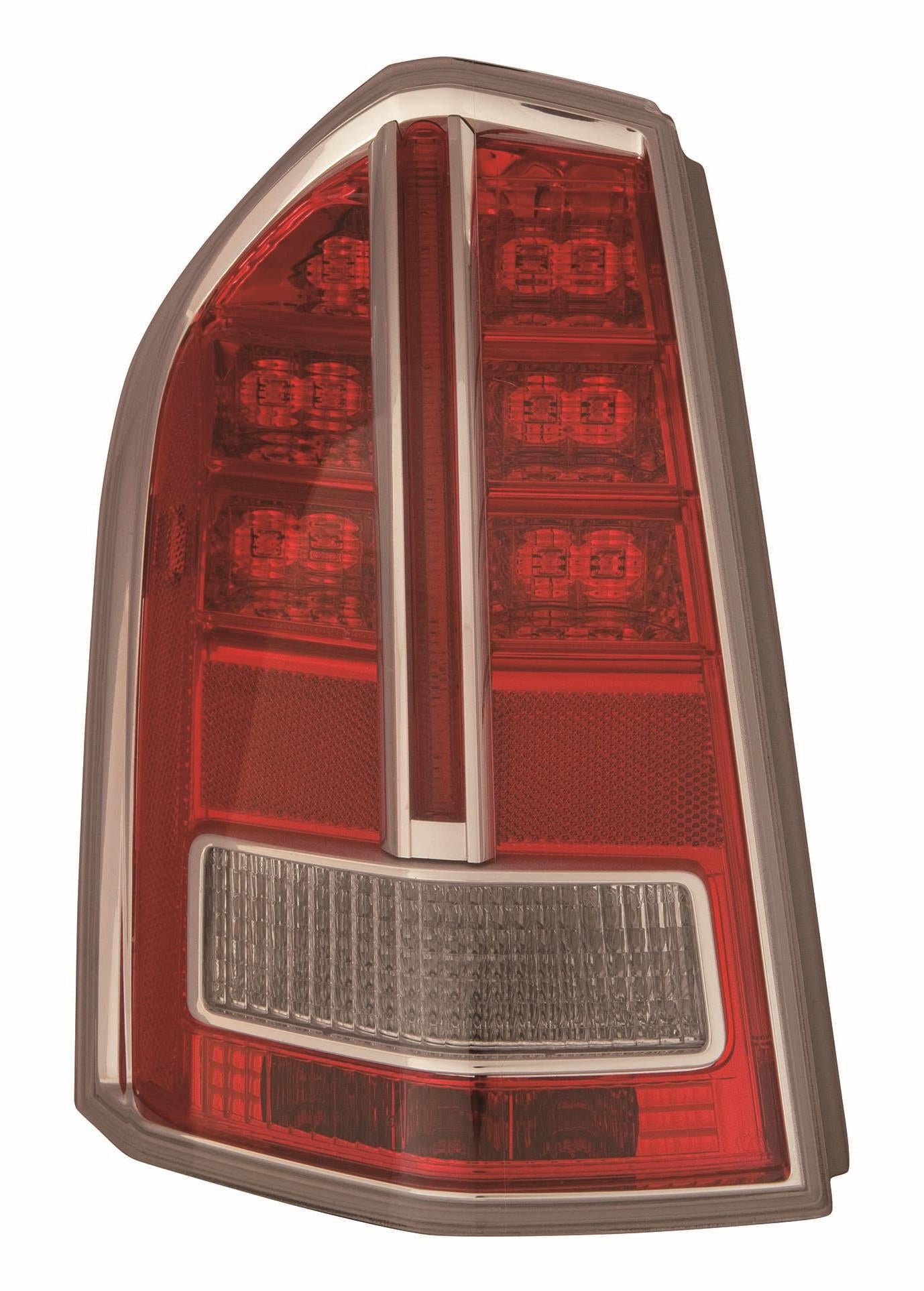 Feu arrière côté conducteur pour Chrysler 300 (2012-2014) avec garniture centrale chromée (sauf avant John Varvatos Om 03/19/2012 Capa, Ch2818135C - Hunt Parts)