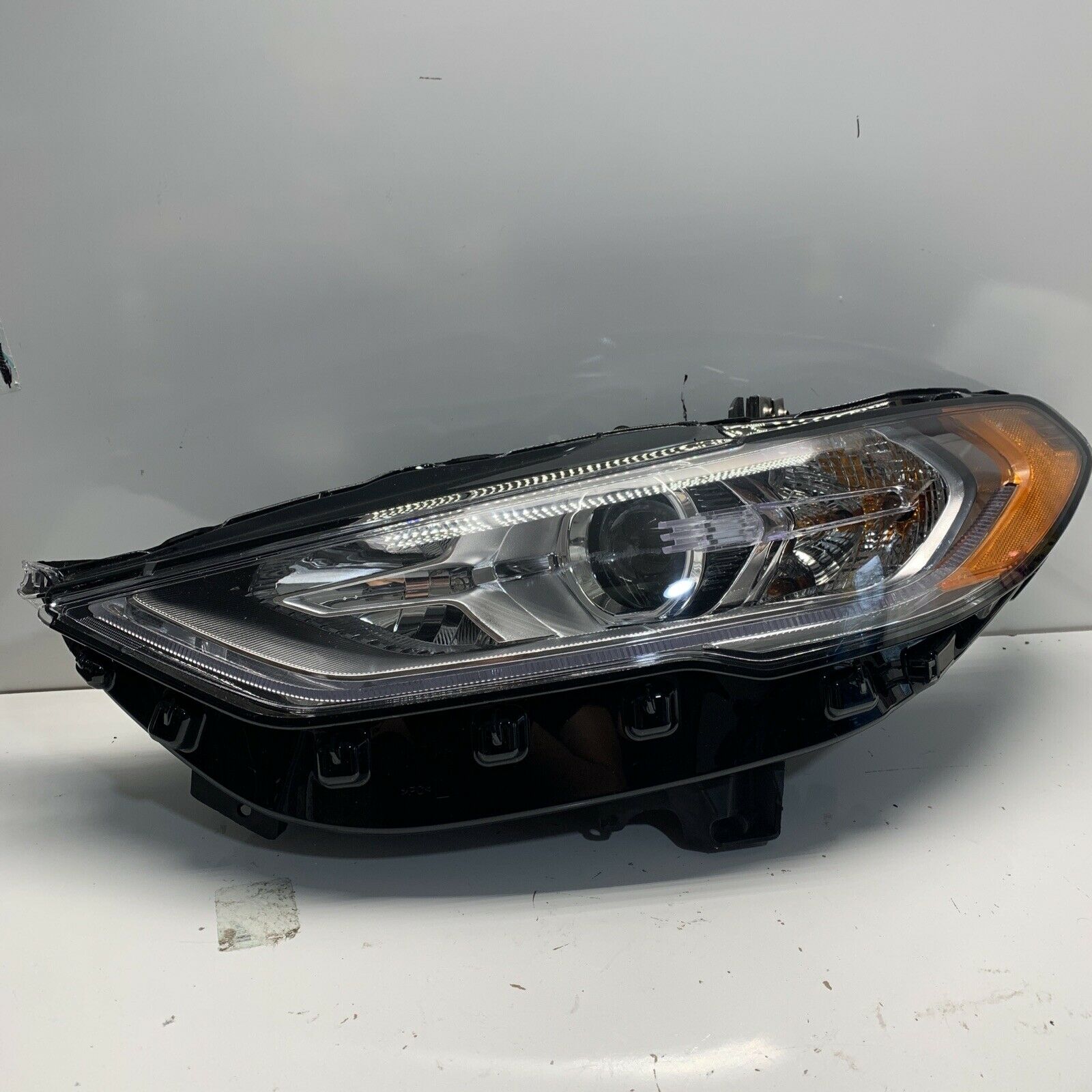 Phare avant gauche halogène avec bandeau lumineux LED intégré pour Ford Fusion 2017-2020, référence Fo2502350C - Hunt Parts