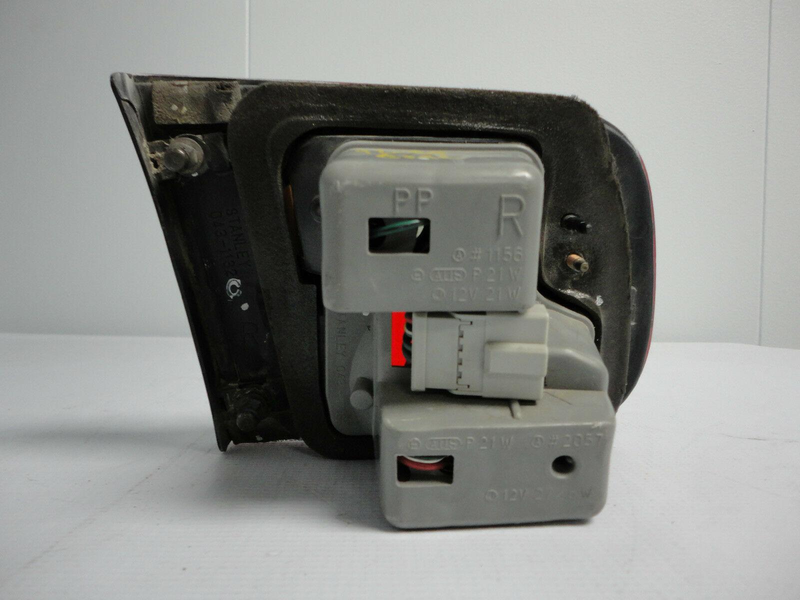 Feu de coffre côté passager pour Honda Civic Berline 1992-1995 (feu de recul), HO2819123V