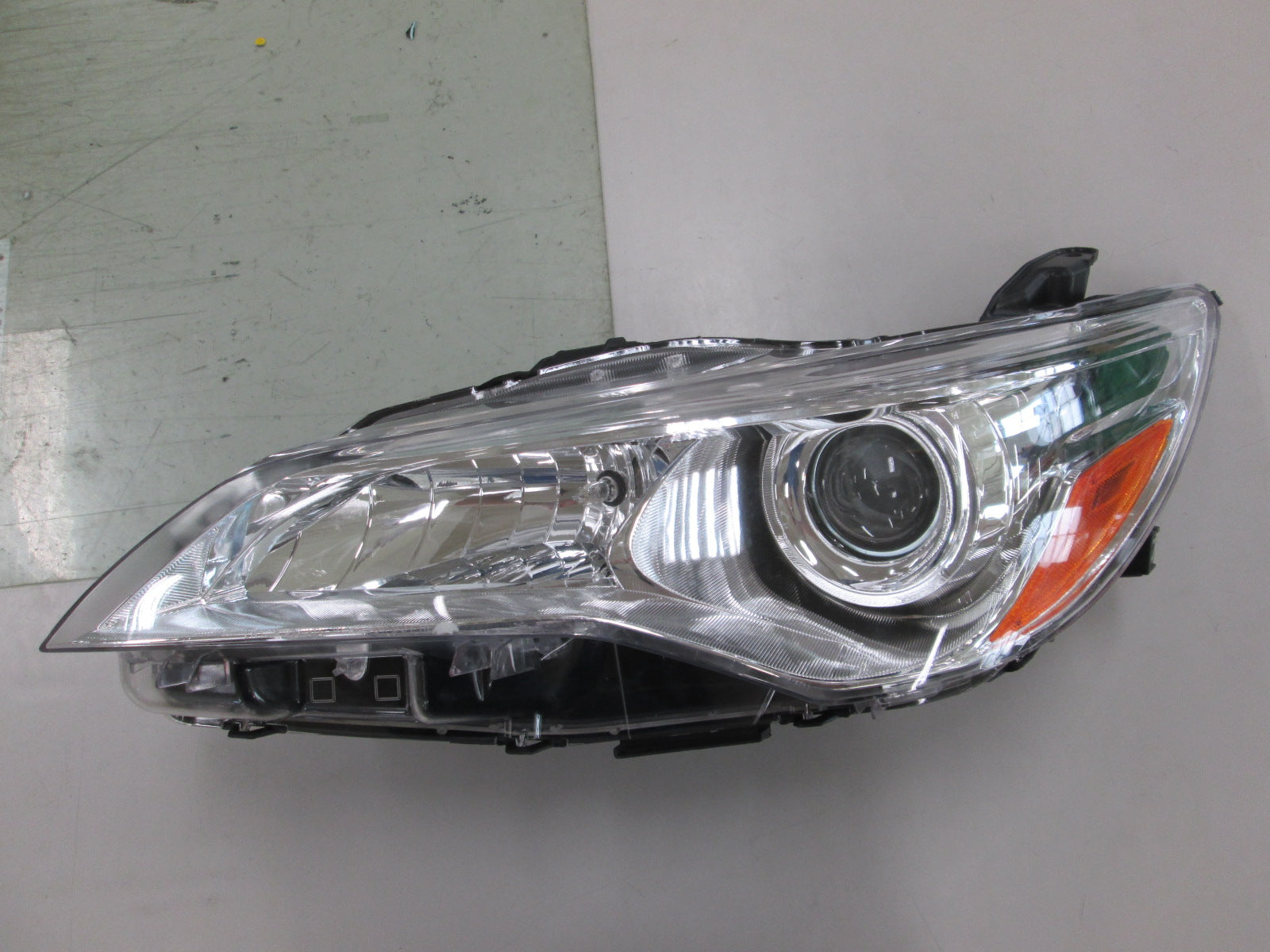 Phare avant gauche (côté conducteur) pour Toyota Camry 2015-2017, halogène LE/XLE, enjoliveur chromé, sans LED, fabriqué au Kentucky, référence To2502222C - Hunt Parts