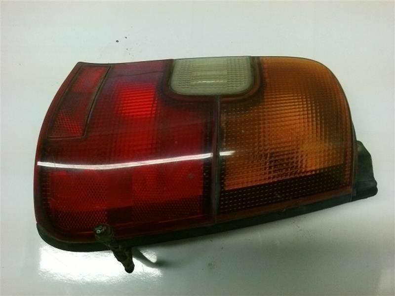 Feu arrière côté passager pour Toyota Corolla Wagon 1993-1996, TO2801141V