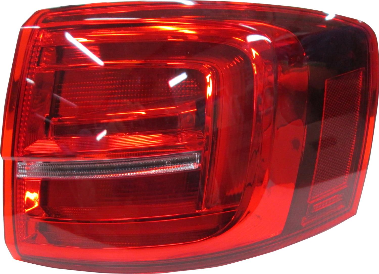 Feu arrière côté passager Volkswagen Jetta 2015-2018 à LED, référence VW2805118C - Hunt Parts